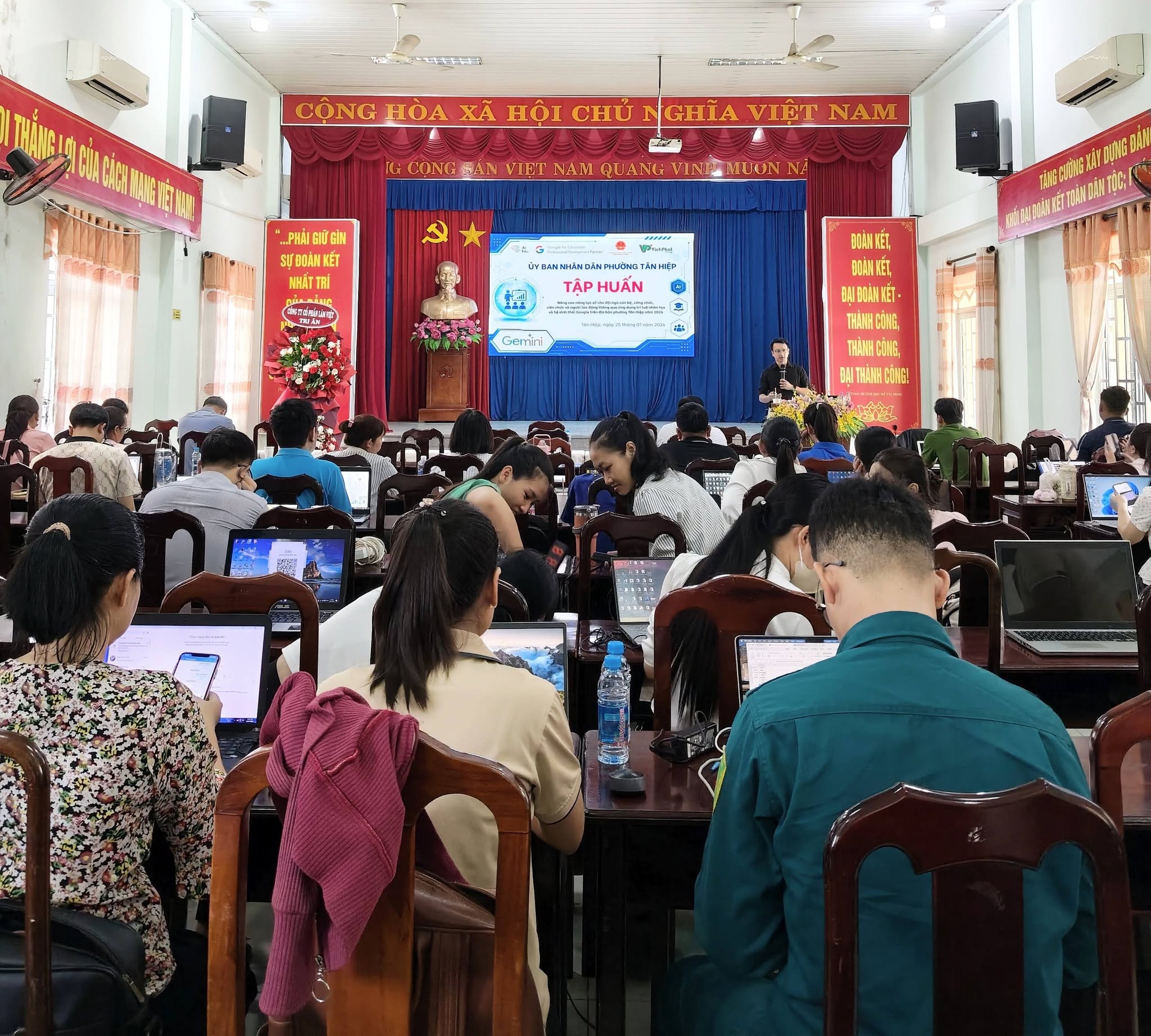 Tập huấn Nâng cao năng lực số 2026 – Thúc đẩy ứng dụng trí tuệ nhân tạo và hệ sinh thái Google trong công tác hành chính tại phường Tân Hiệp